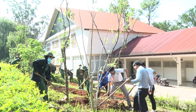 Sinh viên Trường ĐH Đà Lạt trồng hàng ngàn cây xanh - Ảnh 3.