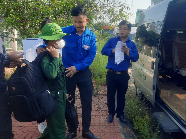 Các học viên được các anh, chị đoàn viên động viên trước khi lên xe về đơn vị quân đội