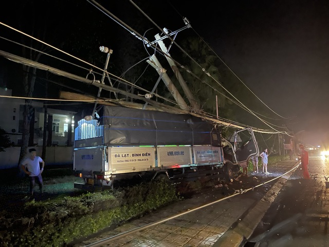 Xe tải tông gãy 2 trụ điện trên quốc lộ 20, hơn 8.600 hộ dân mất điện - Ảnh 2.