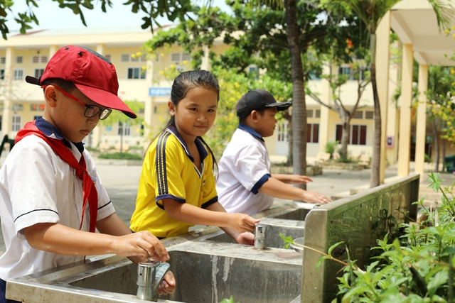 Học sinh Trường tiểu học Lý Nhơn sử dụng nước sạch ở trường  ẢNH: ĐINH VĂN BÍCH