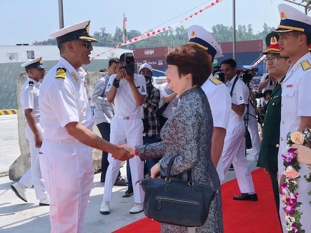 Tàu Hải quân Ấn Độ thăm xã giao Đà Nẵng - Ảnh 1.
