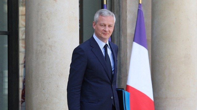 Bộ trưởng Pháp gây tranh cãi vì viết tiểu thuyết giữa lúc kinh tế khó khăn - Ảnh 1.