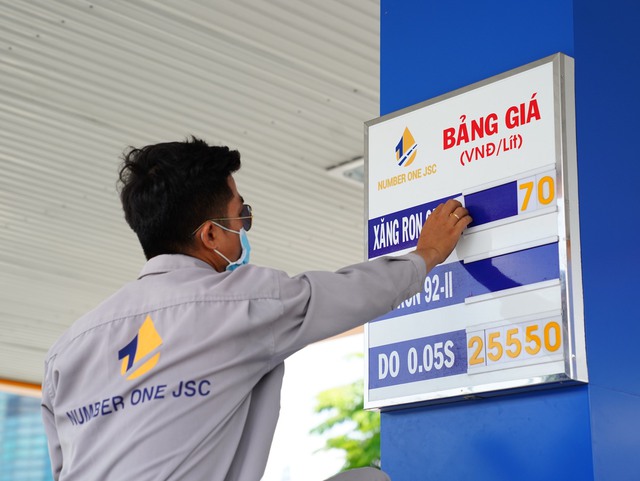 Giá xăng dầu hôm nay 3.5.2023: Lao dốc hơn 5%, xăng trong nước ngày mai giảm mạnh? - Ảnh 1.