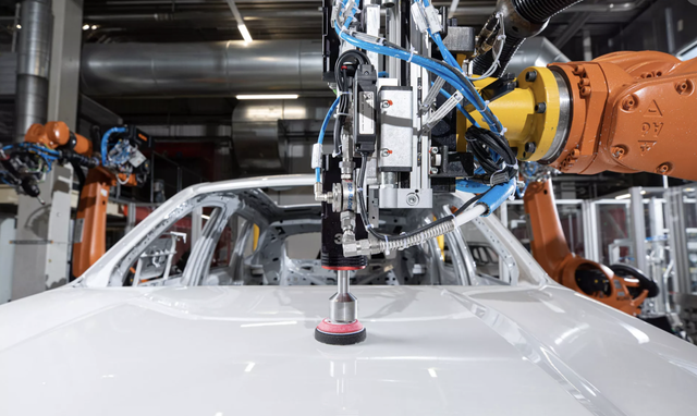Nhà máy ô tô đầu tiên trên thế giới ứng dụng AI vào công đoạn sơn xe - Ảnh 2.