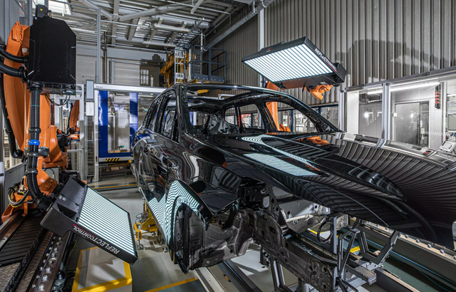 Nhà máy ô tô đầu tiên trên thế giới ứng dụng AI vào công đoạn sơn xe - Ảnh 1.