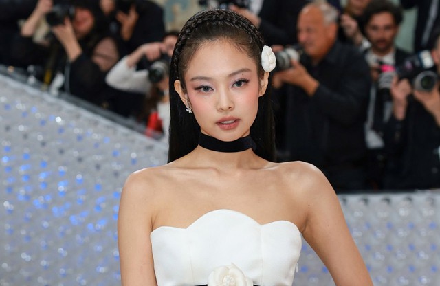 Song Hye Kyo và Jennie (BlackPink) gây sốt với ảnh chụp chung ở Met Gala - Ảnh 5.