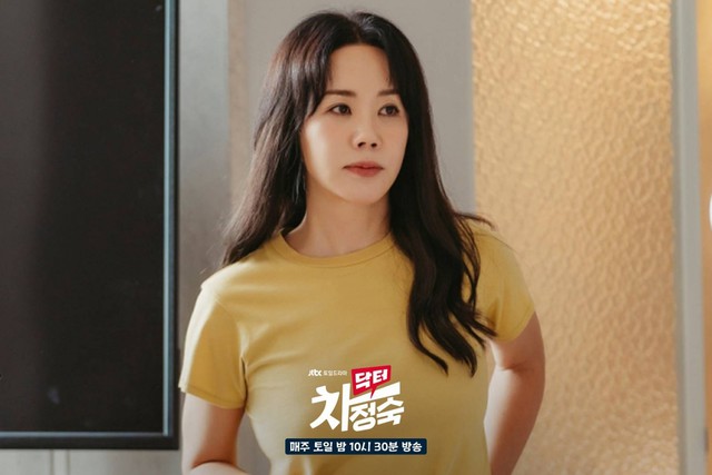 ‘Nữ hoàng sexy’ Uhm Jung Hwa gây bão màn ảnh nhỏ Hàn Quốc - Ảnh 2.