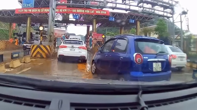 Ô tô ‘con cóc’ Daewoo Matiz giành đường vào trạm thu phí, dân mạng phẫn nộ - Ảnh 2.