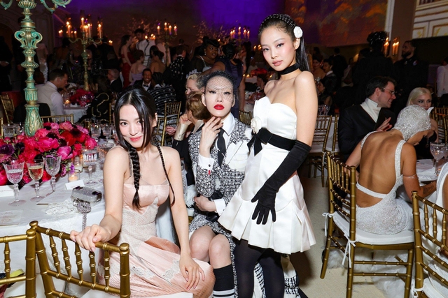 Song Hye Kyo và Jennie (BlackPink) gây sốt với ảnh chụp chung ở Met Gala - Ảnh 6.