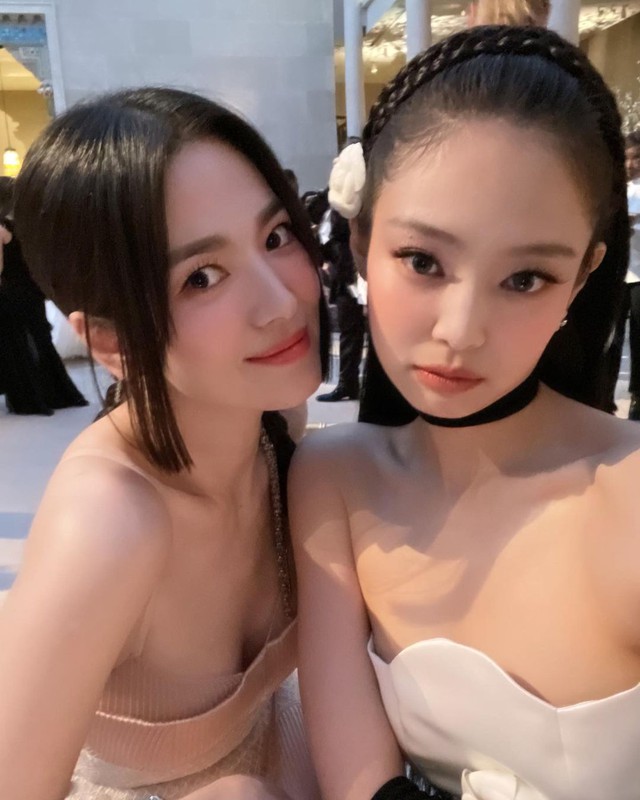 Song Hye Kyo và Jennie (BlackPink) gây sốt với ảnh chụp chung ở Met Gala - Ảnh 7.