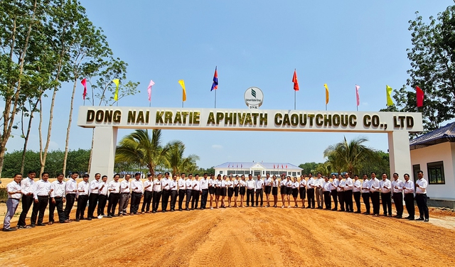 Tập thể cán bộ, công nhân viên Công ty CP cao su Đồng Nai - Kratie tại trụ sở nông trường dự án ở xã O'Kreang, huyện Sambo, tỉnh Kratie