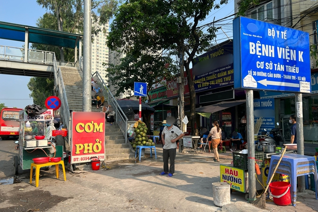 Hà Nội: Nhiều cầu đi bộ bị chiếm dụng, thành nơi bán hàng, tụ tập ăn uống - Ảnh 5.