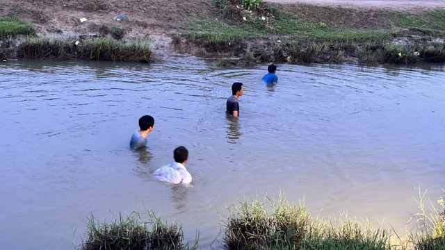 Bình Thuận:  tắm kênh, 4 học sinh nữ đối nước tử vong - Ảnh 1.