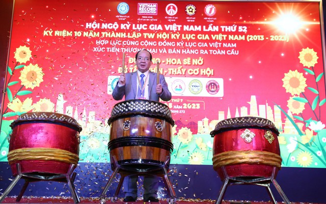Chủ tịch hai của Tổ chức Kỷ lục thế giới cùng đến Việt Nam - Ảnh 1. Chủ tịch hai của Tổ chức Kỷ lục thế giới cùng đến Việt Nam - Ảnh 1.