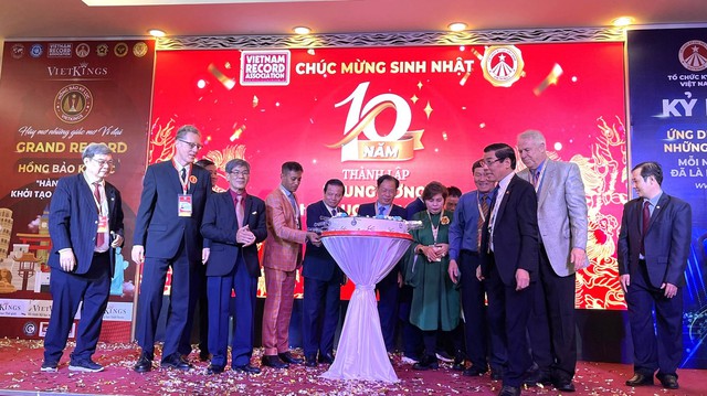 Chủ tịch hai của Tổ chức Kỷ lục thế giới cùng đến Việt Nam - Ảnh 2. Chủ tịch hai của Tổ chức Kỷ lục thế giới cùng đến Việt Nam - Ảnh 2.