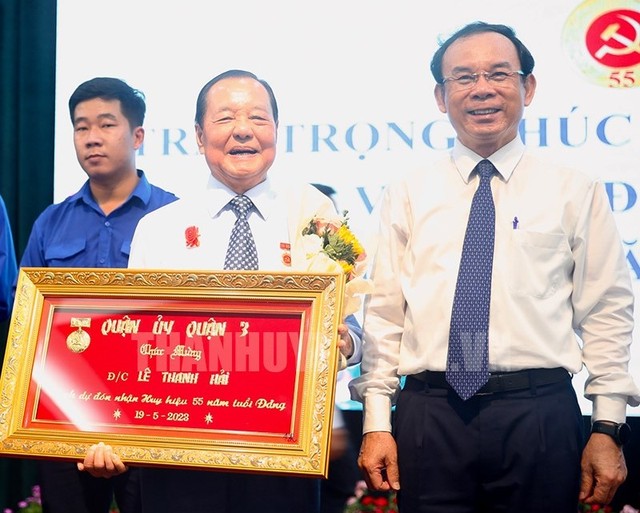 Nguyên Bí thư Thành ủy TP.HCM Lê Thanh Hải nhận huy hiệu 55 năm tuổi đảng - Ảnh 1.