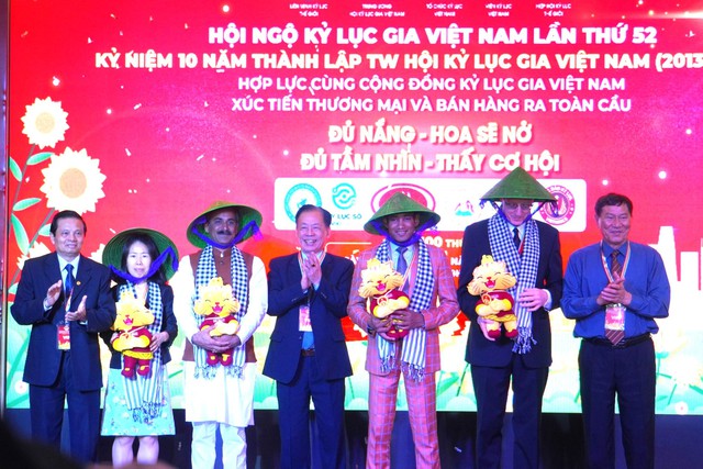 Chủ tịch hai của Tổ chức Kỷ lục thế giới cùng đến Việt Nam - Ảnh 10. Chủ tịch hai của Tổ chức Kỷ lục thế giới cùng đến Việt Nam - Ảnh 10.