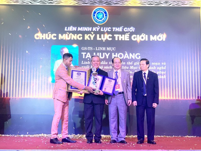 Chủ tịch hai của Tổ chức Kỷ lục thế giới cùng đến Việt Nam - Ảnh 8. Chủ tịch hai của Tổ chức Kỷ lục thế giới cùng đến Việt Nam - Ảnh 8.