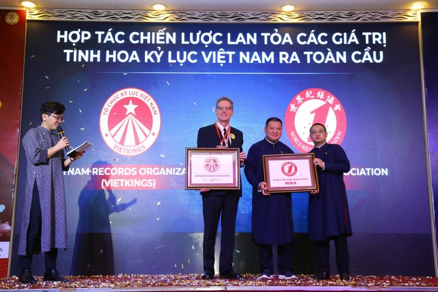 Chủ tịch hai của Tổ chức Kỷ lục thế giới cùng đến Việt Nam - Ảnh 6. Chủ tịch hai của Tổ chức Kỷ lục thế giới cùng đến Việt Nam - Ảnh 6.