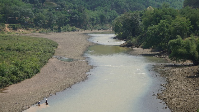 Sông Mã trơ đáy, thủy điện xuống dưới mực nước chết vì nắng nóng - Ảnh 7.