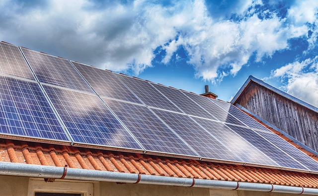 EVN kiến nghị sớm có hướng dẫn điện mặt trời mái nhà không phát điện lên lưới - Ảnh 1.