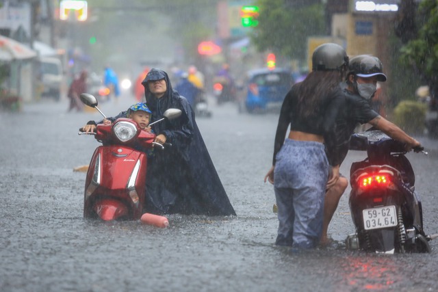 Thợ sửa xe chỉ cách để xe không chết máy khi qua vùng ngập nước mùa mưa - Ảnh 2.