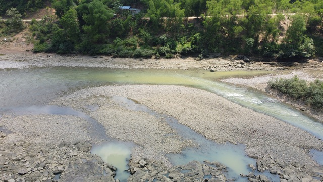 Sông Mã trơ đáy, thủy điện xuống dưới mực nước chết vì nắng nóng - Ảnh 8.