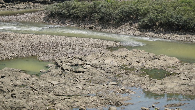 Sông Mã trơ đáy, thủy điện xuống dưới mực nước chết vì nắng nóng - Ảnh 5.