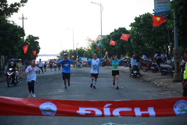 Quảng Ngãi: hơn 300 vận động viện tham gia chạy việt dã “Cung đường đảo Lý Sơn” - Ảnh 1.