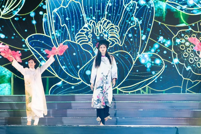 Hoa hậu Đoàn Thiên Ân xin lỗi sau sự cố té ngã trên sân khấu - Ảnh 2.