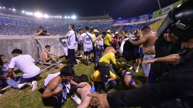Các CLB bị sốc trước thảm kịch giẫm đạp 12 người chết ở bóng đá El Salvador - Ảnh 2.