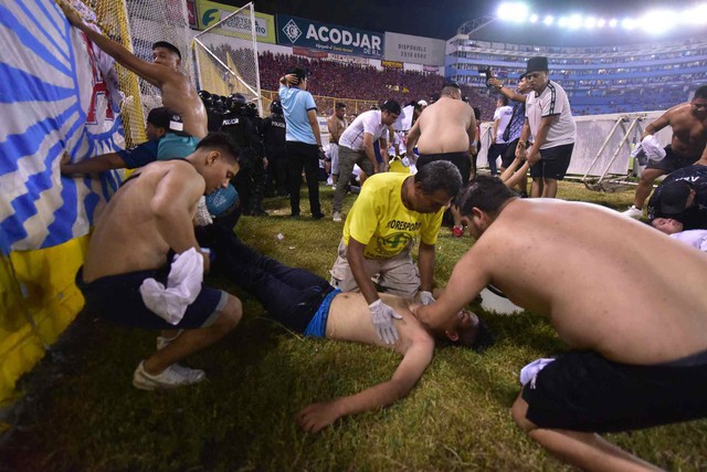 Các CLB bị sốc trước thảm kịch giẫm đạp 12 người chết ở bóng đá El Salvador - Ảnh 1.