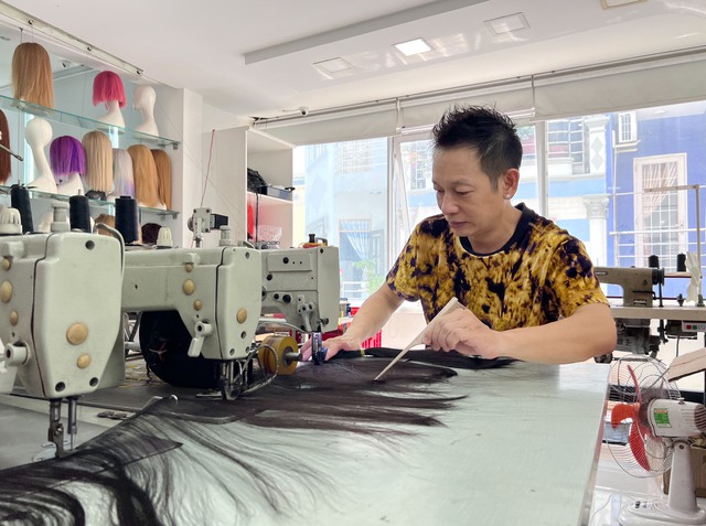 Nghề làm tóc giả từ tóc thật: "Từ nghệ thuật đến những giá trị nhân văn - Ảnh 1. Nghề làm tóc giả từ tóc thật: "Từ nghệ thuật đến những giá trị nhân văn - Ảnh 1.