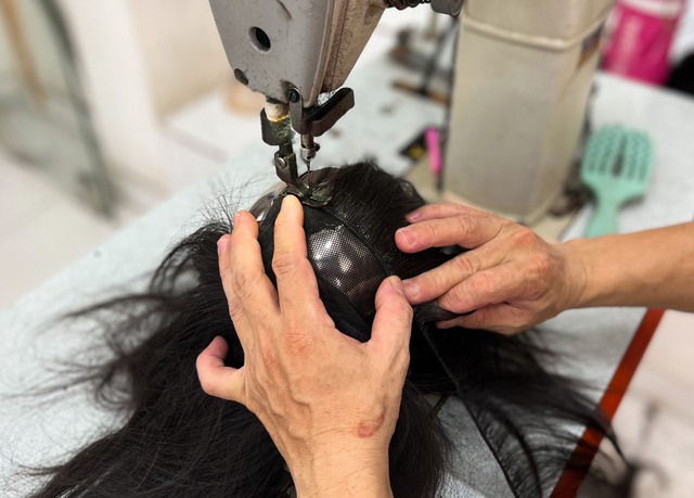 Nghề làm tóc giả từ tóc thật: "Từ nghệ thuật đến những giá trị nhân văn - Ảnh 2. Nghề làm tóc giả từ tóc thật: "Từ nghệ thuật đến những giá trị nhân văn - Ảnh 2.