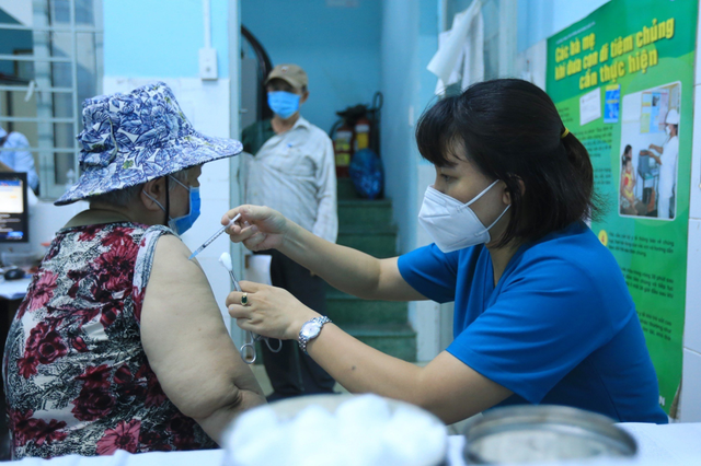 Việt Nam triển khai tiêm nhắc lại vắc xin Covid-19 cho nhóm nguy cơ - Ảnh 1.