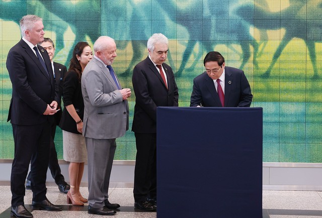 Thủ tướng đặt vòng hoa tưởng niệm các nạn nhân vụ đánh bom nguyên tử tại Hiroshima - Ảnh 3.