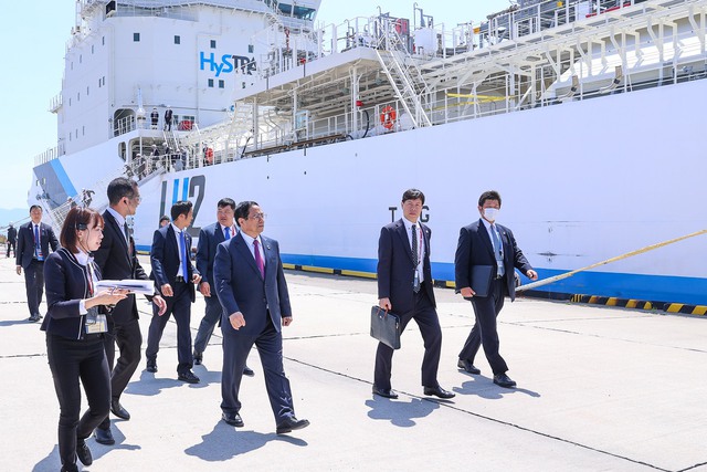Thủ tướng thăm tàu hydro hóa lỏng đầu tiên trên thế giới  - Ảnh 1.