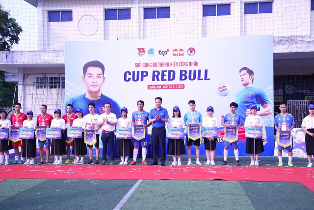 Giải bóng đá Thanh niên Công nhân (Cúp Red Bull): Phần thưởng khủng sân chơi công nhân! - Ảnh 1.