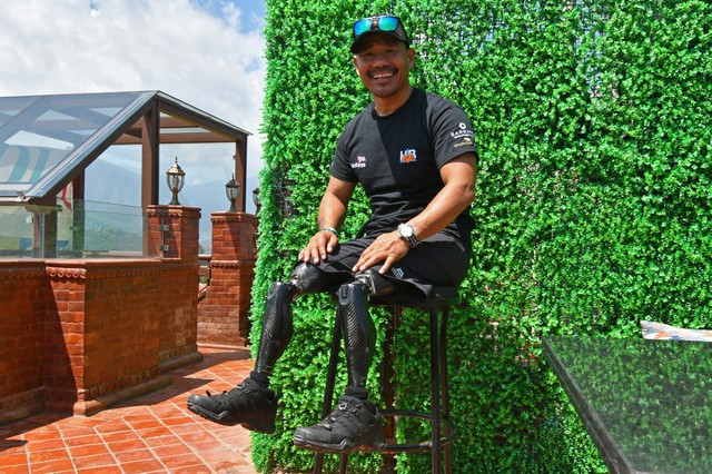 Cụt 2 chân, cựu binh Gurkha chinh phục thành công đỉnh Everest - Ảnh 2.