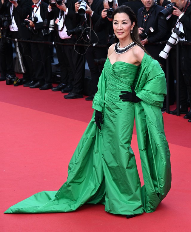 Irina Shayk hở bạo, Jennifer Lawrence mang dép lê lên thảm đỏ Cannes   - Ảnh 6.