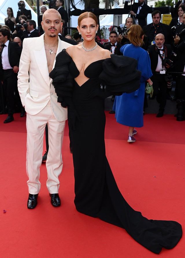 Irina Shayk hở bạo, Jennifer Lawrence mang dép lê lên thảm đỏ Cannes   - Ảnh 7.