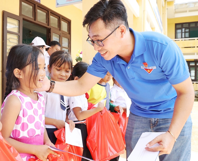 Mang yêu thương đến vùng cao - Ảnh 2.