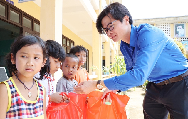 Mang yêu thương đến vùng cao - Ảnh 1.