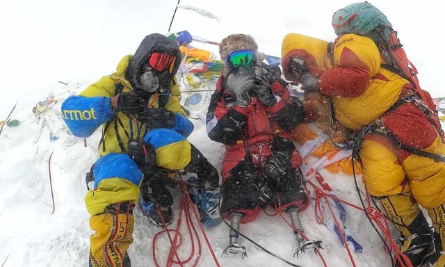 Cụt 2 chân, cựu binh Gurkha chinh phục thành công đỉnh Everest - Ảnh 1.