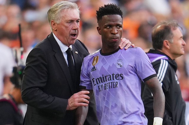 HLV Ancelotti bảo vệ Vinicius, chỉ trích giải La Liga gặp vấn nạn phân biệt chủng tộc - Ảnh 1.