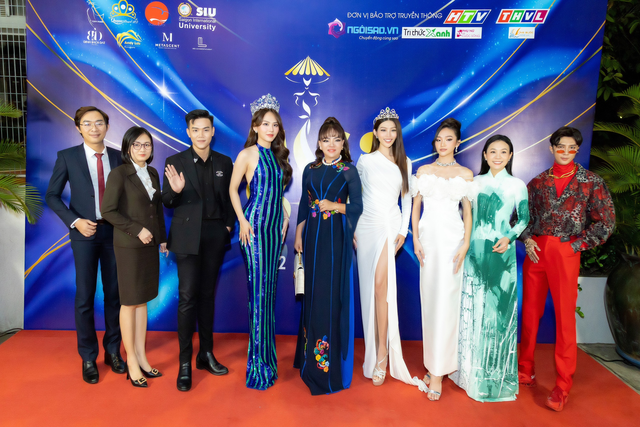 Bà Hồ Thị Thanh Hương trao ‘viên ngọc biển cả’ đến Miss SIU - Ảnh 1.
