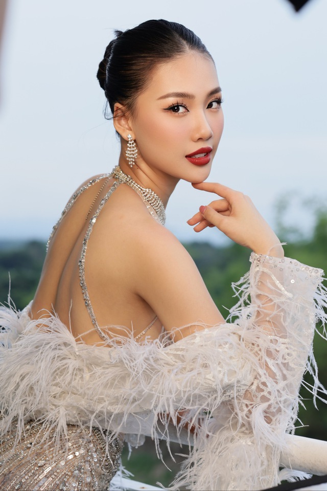 Bùi Quỳnh Hoa mặc gợi cảm chấm thi siêu mẫu ở Philippines - Ảnh 1.