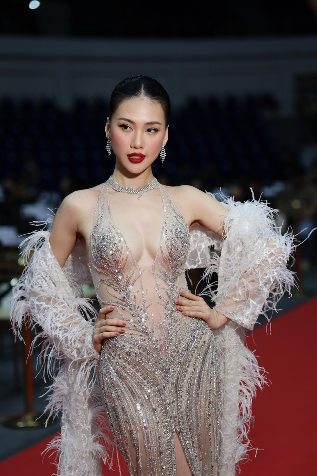 Bùi Quỳnh Hoa mặc gợi cảm chấm thi siêu mẫu ở Philippines - Ảnh 3.