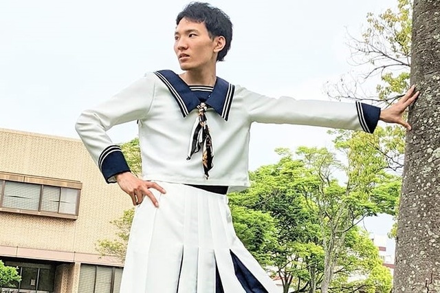 Nam sinh mặc váy gây tranh cãi ở Nhật Bản - Ảnh 1.