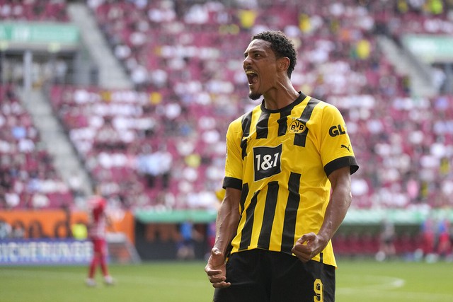 Cầu thủ chiến thắng bệnh ung thư giúp CLB Borussia Dortmund sắp vô địch Bundesliga - Ảnh 1.
